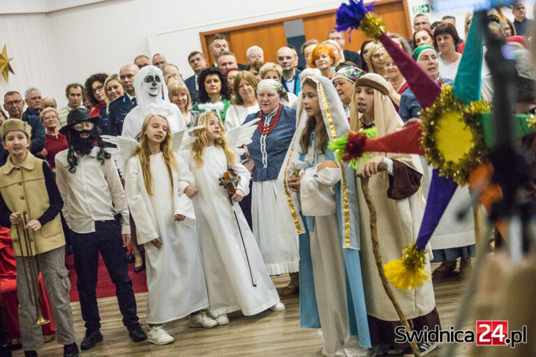 Świąteczne spotkanie gminy Świdnica z kolędnikami i przyśpiewką biskupa [FOTO/VIDEO]
