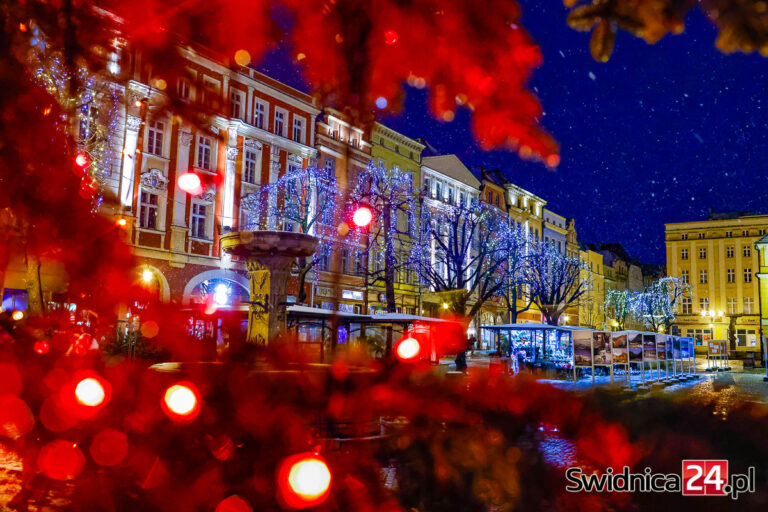 Spacer po świątecznie udekorowanej Świdnicy [FOTO]