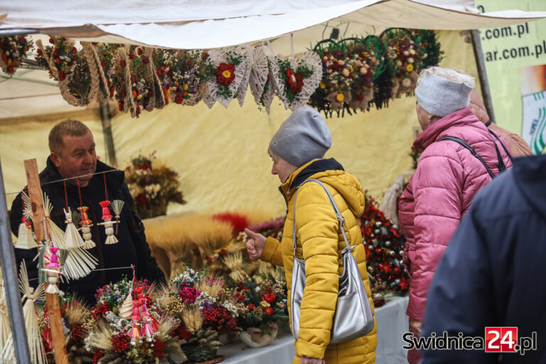 Jarmark bożonarodzeniowy rozpoczęty. W weekend na Rynek zawitają alpaki oraz Święty Mikołaj [FOTO]