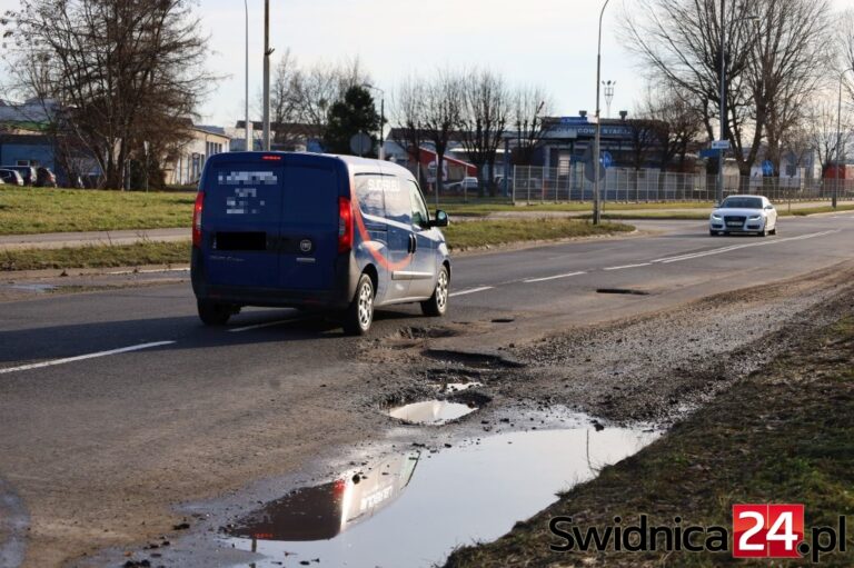 Wyrwy lepią masą na zimno i ograniczają prędkość [FOTO]