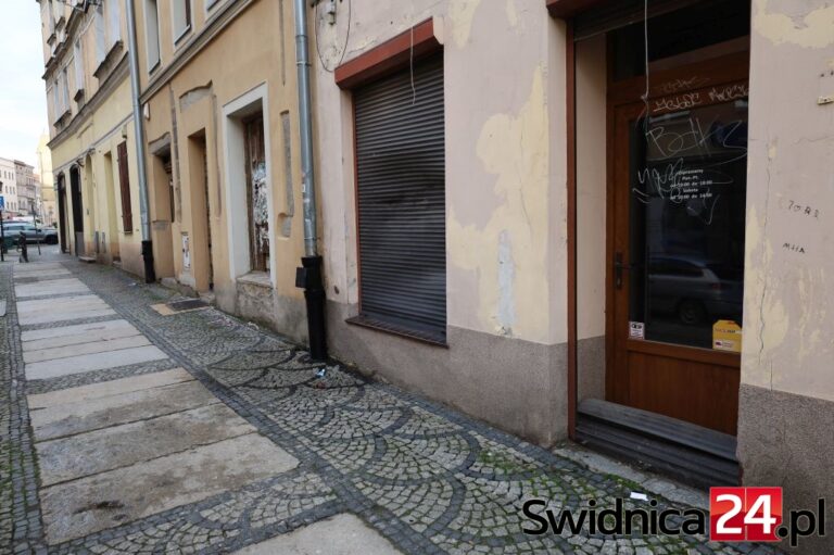 Brzydka wizytówka świdnickiej starówki. Budynek jest w zarządzie MZN [FOTO]