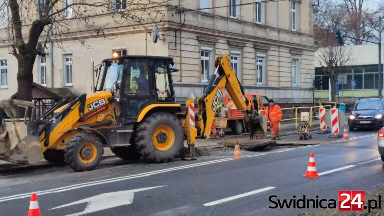 Kierowcy tłukli się po zerwanej nawierzchni [FOTO]