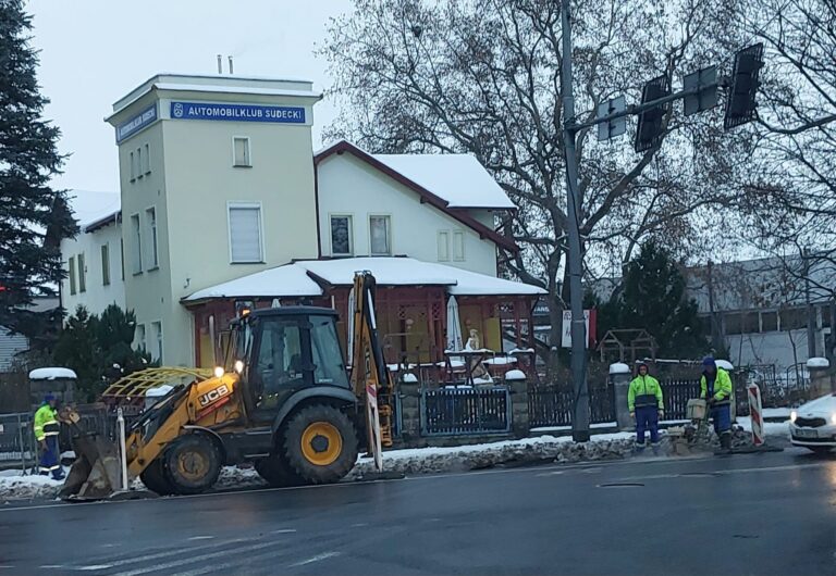 Usuwają wodociągową awarię w rejonie ruchliwego skrzyżowania. Uwaga na utrudnienia