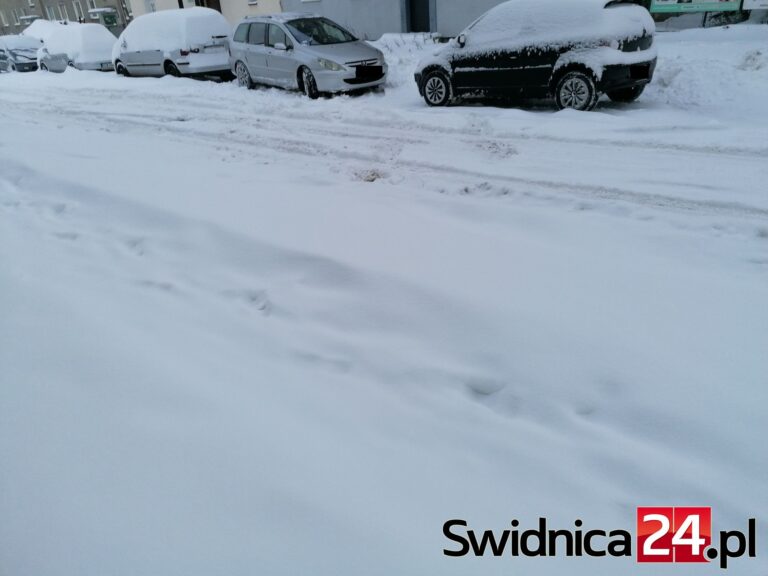 Śnieg zasypał wiele dróg. Są nieprzejezdne odcinki w całym powiecie