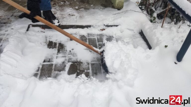 Sypnie śniegiem. Synoptycy prognozują przyrost pokrywy śnieżnej do 15 centymetrów