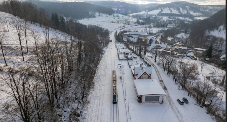 Zimowa podróż malowniczą trasą kolejową do Jedliny Zdroju [VIDEO]