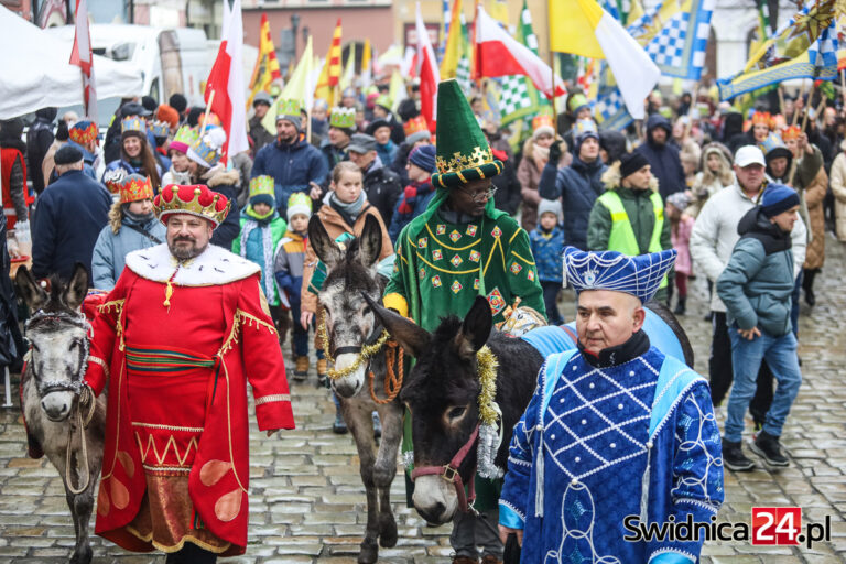 Orszak Trzech Króli przeszedł ulicami Świdnicy. „Radośnie, pięknie” [FOTO/VIDEO]