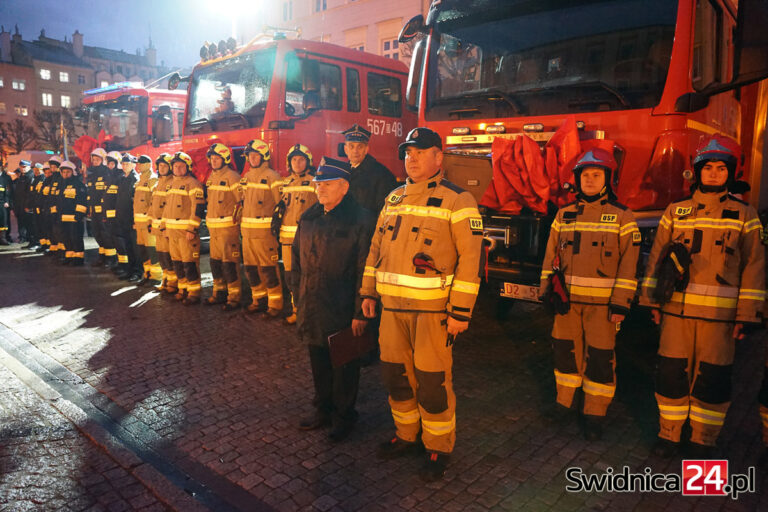 Strażacy uroczyście powitali nowe wozy. „Świetna wiadomość z punktu widzenia naszego bezpieczeństwa” [FOTO]