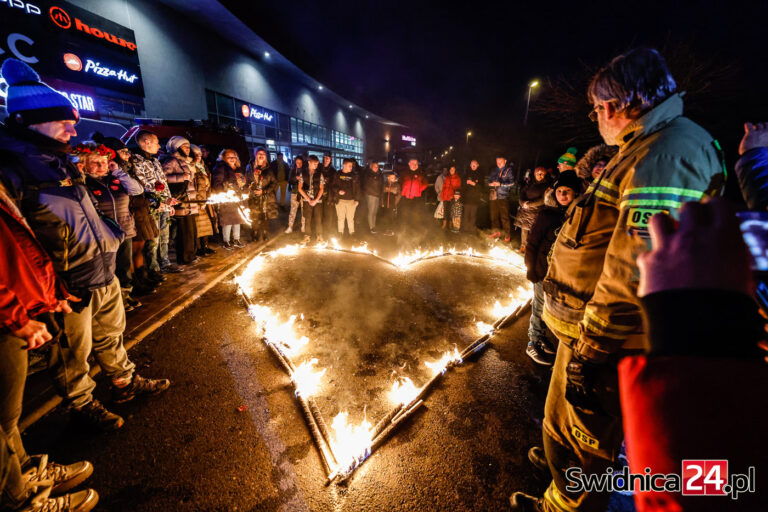 32. Finał WOŚP. Trwa wielkie liczenie. Będzie rekord w powiecie świdnickim? [GALERIA ZDJĘĆ]