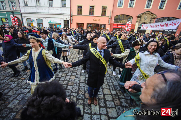 Maturzyści po raz dziewiętnasty zatańczą poloneza na świdnickim Rynku