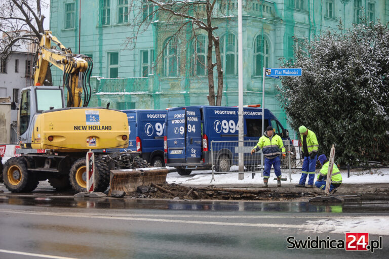 Awaria wodociągowa przy placu Wolności. Uwaga na utrudnienia w ruchu