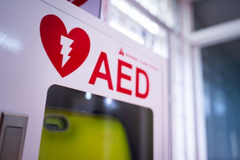 Bezpieczeństwo w miejscach publicznych – dlaczego defibrylatory AED powinny być dostępne