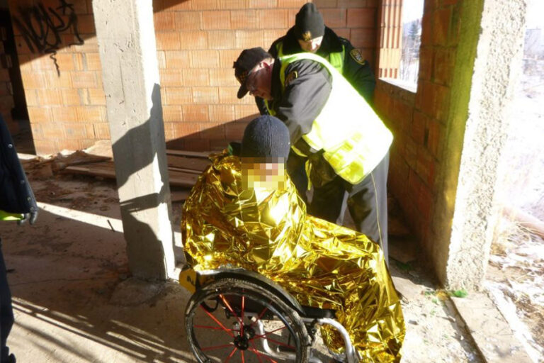Bezdomni koczujący na dworcu, usuwanie skutków wichury, seniorka wymagająca pomocy. Interwencje straży miejskiej