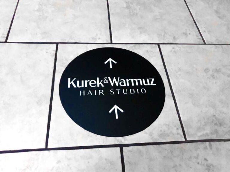 Naklejki podłogowe z nadrukiem reklamowym i atestem na antypoślizgowość: 5 skutecznych sposobów na przekazywania różnych komunikatów