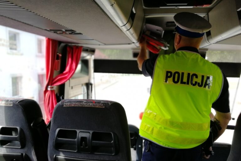 Bezpieczny wyjazd na ferie. Policjanci kontrolują autokary