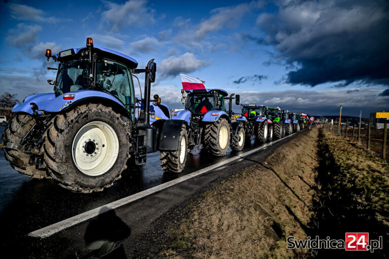 „Przepraszamy za utrudnienia, walczymy o swoje”. Rolnicy protestowali na krajowej „piątce” [FOTO/VIDEO]