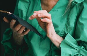 Seniorka oddała oszustom 180 tysięcy złotych!