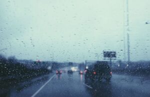 Strategie radzenia sobie z nagłymi zmianami warunków drogowych podczas podróży