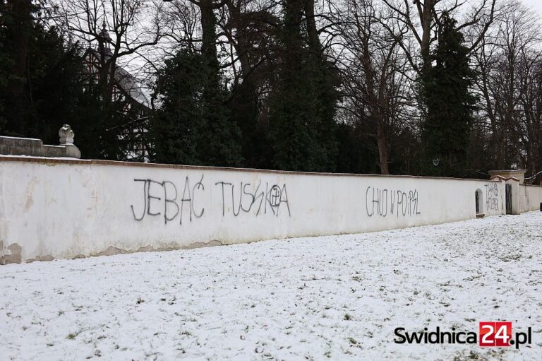 Polityczne, wulgarne napisy na zabytkowym murze Kościoła Pokoju. „Hodowane latami ziarno nienawiści daje owoce” [FOTO]