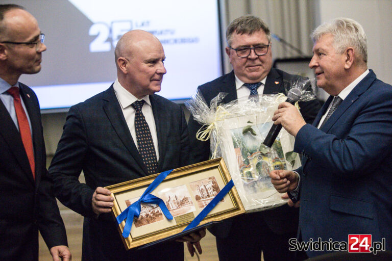 Świętowanie 25-lecia powiatu świdnickiego z decyzją o kolejnym partnerstwie. Co przyniesie nowa współpraca? [FOTO]