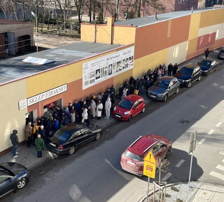 Gigantyczne kolejki do sklepu likwidowanej „Karoliny”