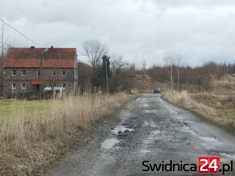 Wyremontowaną drogę rozjeździły ciężarówki z kopalni. Gmina nie wyciągnęła konsekwencji [FOTO]