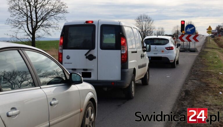 Kierowcy mają dość przeciągającego się remontu drogi 382. Zarządca tłumaczy się i podaje termin zakończenia
