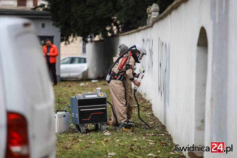 Z murów Kościoła Pokoju znikają wulgarne napisy. Kosztowne laserowe czyszczenie zafundowała firma z Wrocławia [FOTO/VIDEO]