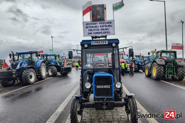 Zablokowane skrzyżowanie na „piątce”, utrudnienia na trasie Świdnica-Wrocław. Trwa protest rolników [FOTO/VIDEO]
