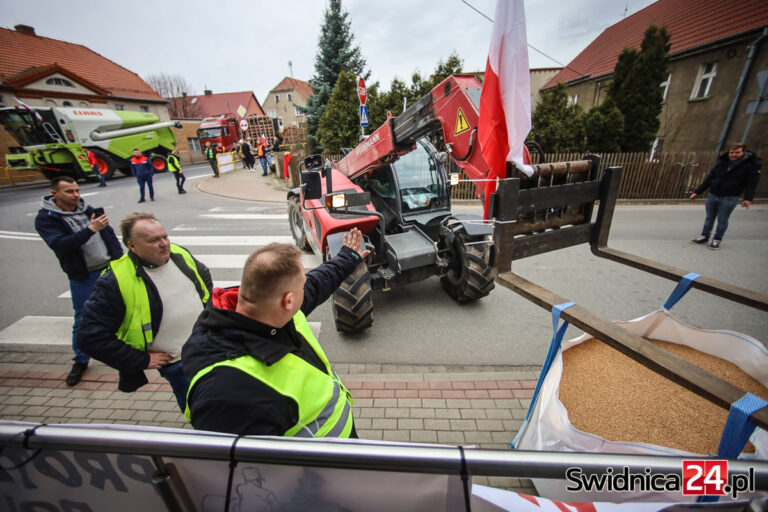 Symbolicznie zapłacili podatek rolny… w naturze. Rolnicy będą kontynuować protest w przyszłym tygodniu [FOTO/VIDEO]