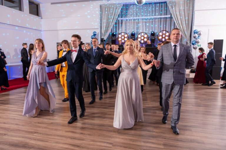 Przyszli maturzyści z ZSB-E w Świdnicy bawili się na studniówce [FOTO]