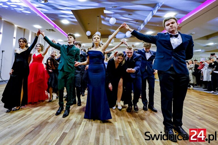 To był bal! Studniówka II LO w Świdnicy [FOTO/VIDEO]