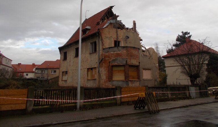 Z ulicy Świętojańskiej znika budynek z lat 30.XX wieku