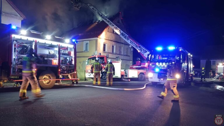 Pożar domu wielorodzinnego w Łażanach. Całkowicie spłonął dach budynku [FOTO/VIDEO]