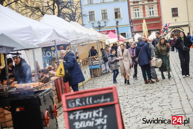 Od jedzenia po rękodzieło. Świdnicki jarmark wielkanocny rozpoczęty! [FOTO]