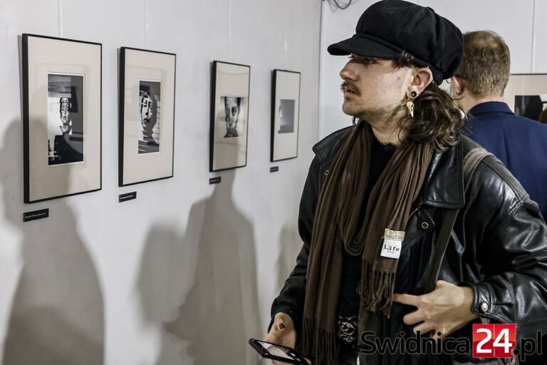 Niepokojące wizje Zdzisława Beksińskiego. Wystawa fotografii i fotomontażu słynnego artysty w Świdnicy [FOTO]