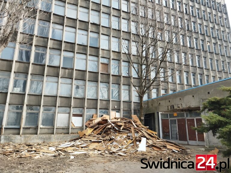 Dawny biurowiec ŚFUP-u czeka remont [FOTO]