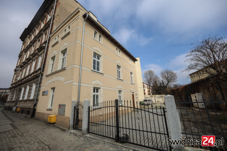 Duże pieniądze, dwa małe mieszkania i wciąż brak lokatorów. Miejski budynek przy ul. 1 Maja stoi pusty od 4 lat