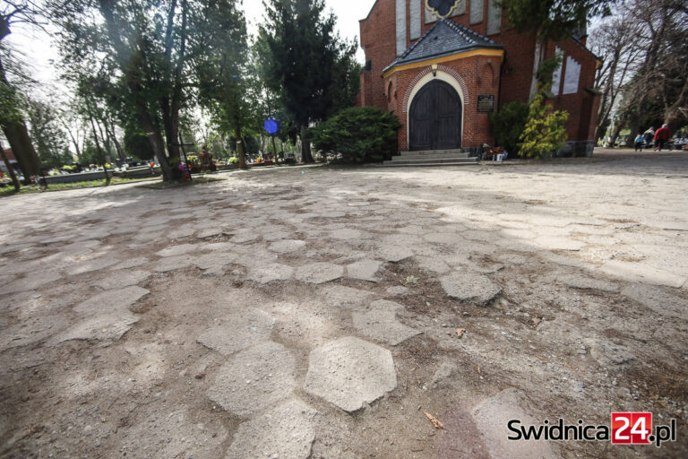 Wejście na cmentarz nie będzie już przypominało toru przeszkód. Proboszcz zapowiada remont