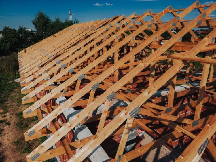 Innowacje w konstrukcji dachów: Wiązary dachowe jako kluczowy element stabilności i estetyki domu