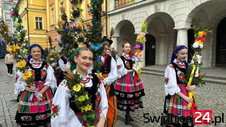 Z Rynku do katedry. Korowód z palmami [FOTO]