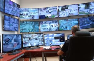 Bezdomny zakłócający mszę, spacerowicze na zalewie, zabłąkany jamnik w przedszkolu. Interwencje straży miejskiej