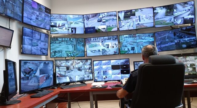 Bezdomny zakłócający mszę, spacerowicze na zalewie, zabłąkany jamnik w przedszkolu. Interwencje straży miejskiej