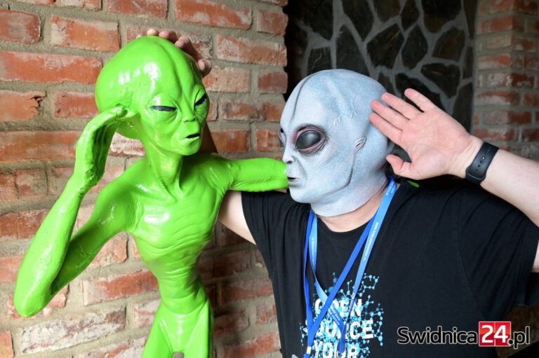 Wierzą, że „Oni już tu są”. Międzynarodowe Forum UFO w Świdnicy [FOTO]