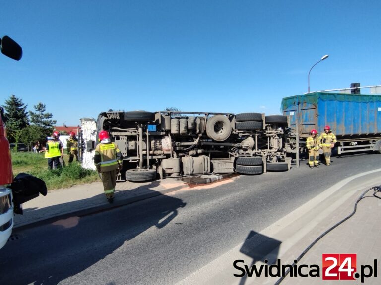 Wypadek na Szarych Szeregów. Ciężarówka przewożąca śmieci wywróciła się na bok [FOTO]