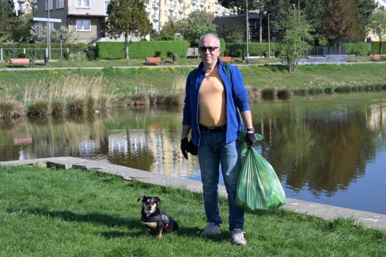 „Gdyby każdy świdniczanin schylił się po jeden śmieć”. Rozmowa z Krzysztofem Szpilką w Światowym Dniu Ziemi [FOTO]