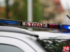 Wezwani do topielca, zastali mężczyznę siedzącego na brzegu