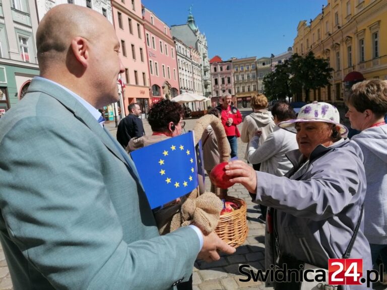 Jabłkami i rozmowami uczcili 20-lecie wstąpienia Polski do Unii Europejskiej [FOTO]