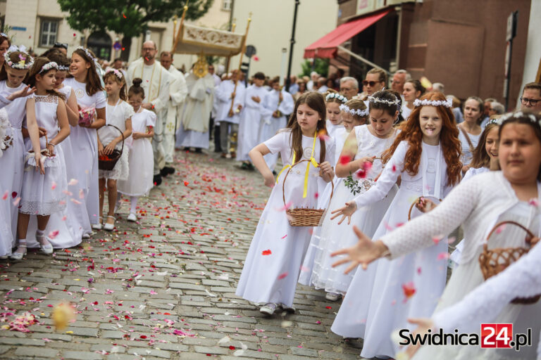 Procesje Bożego Ciała przeszły przez Świdnicę, biskup Mendyk apelował o obronę krzyża. „Jest znakiem naszej tożsamości i kultury” [FOTO]