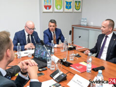 Awantura o sesję nadzwyczajną w sprawie powiatowej służby zdrowia. W tle zgony pacjentów, kary i postępowania prokuratorskie